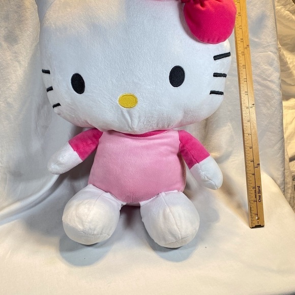 Hello Kitty extra large 20” stuffie, plushies.In like new condition - Picture 2 of 10